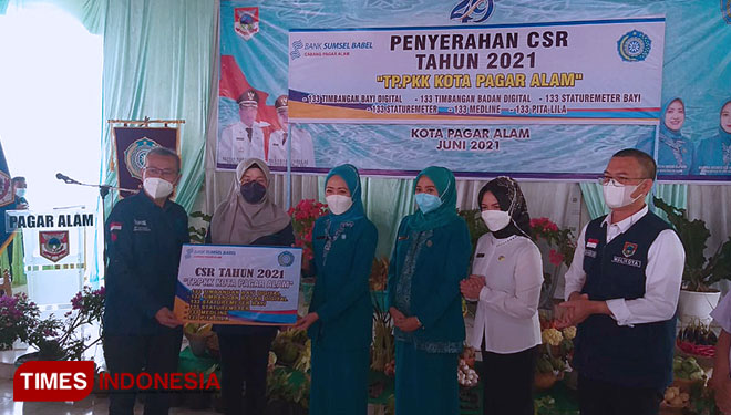 Tim Penggerak PKK Kota Pagaralam menerima bantuan alat kesehatan bersumber dari Corporate Social Responsibility Bank SumselBabel Kota Pagaralam (Foto : Asnadi/TIMES Indonesia)