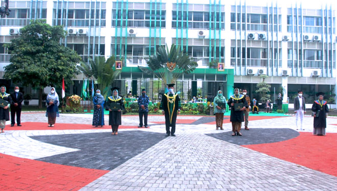 Gambar Wisuda Universitas Hayam Wuruk Perbanas Surabaya