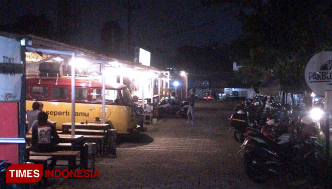 Suasana dereta kafe dipinggir jalan Kota Malang yang diterangi oleh lampu jalan (PJU). (Foto: Rizky Kurniawan Pratama/TIMES Indonesia)