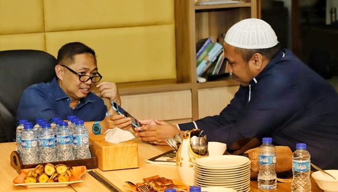 Ketua Umum Partai Gelora Indonesia Anis Matta dalam suatu kesempatan saat sowan ke salah satu ulama kharismatik Madura, RKH Muhammad Thohir Abdul Hamid (foto: Dokumen/DPP Partai Gelora)