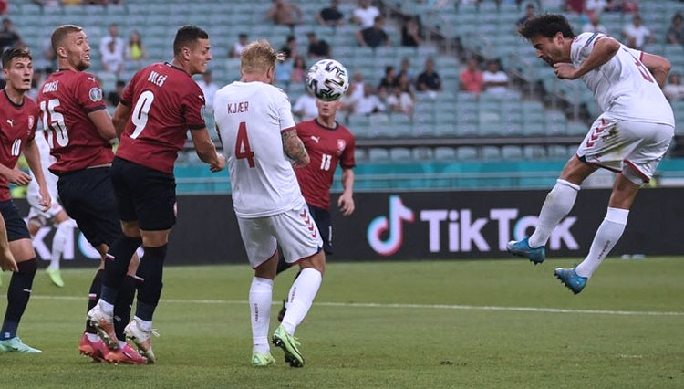 Tandukan Thomas Delaney (kanan) inilah yang membuka gol pertama pada laga perempat final Euro 2020 saat melawan Republik Ceko di Stadion Olimpiade Baku, Azerbaijan Azerbaijan, Sabtu (3/7/2021) malam hingga dini hari. (FOTO: Kompas/AFP)