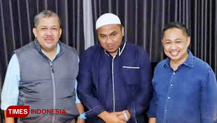 Fahri Hamzah dan Anis Matta berpose mengapit RKH. Muhammad Thohir Abdul Hamid (Ra Thohir). (FOTO: dok. Gelora for Times Indonesia)