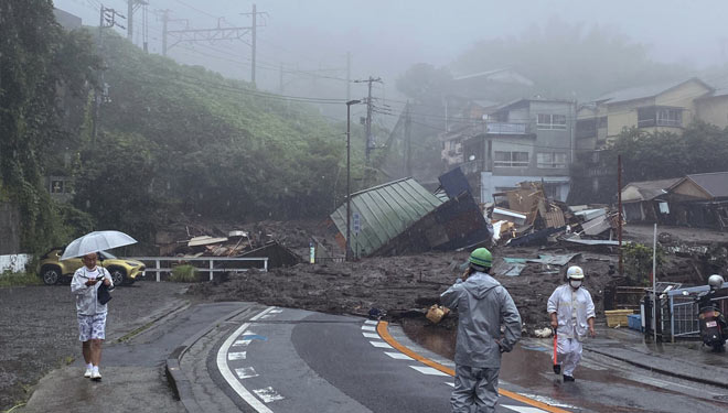 Sebuah jalan tertutup lumpur dan puing-puing setelah hujan lebat di Atami, Prefektur Shizuoka, pada hari Sabtu. (FOTO: Japan Today/AP)