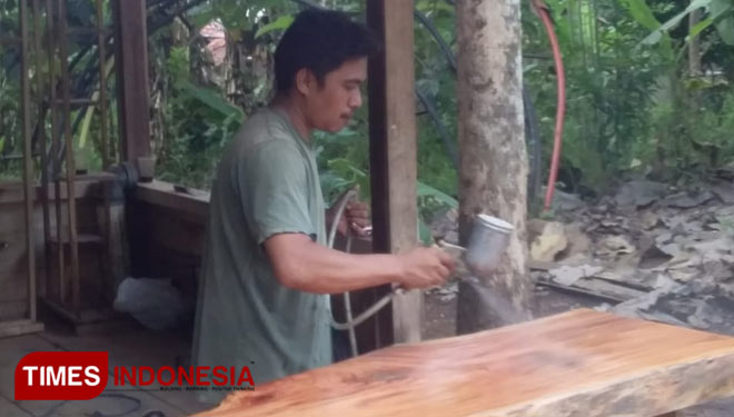 Salah seorang tim sedang menggarap sebuah meja kayu (Foto: Susi/TIMES Indonesia)