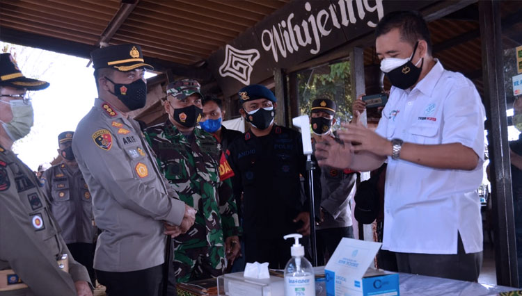 Polresta-Cirebon-dan-Jajarannya-saat-patroli-PPKM-2.jpg