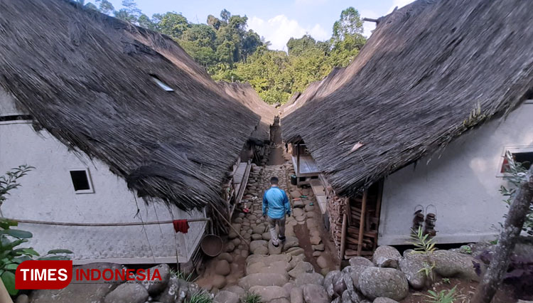 Seorang-pengunjung-berjalan.jpg