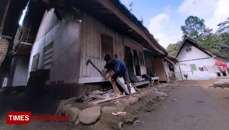 Seorang-warga-membelah-potongan-potongan-kayu-bakar.jpg