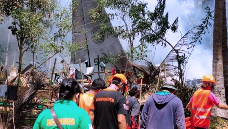 Tampak bagian ekor Pesawat C-130, kuda kerja angkatan udara, digunakan untuk mengangkut pasukan dan perbekalan yang terjatuh di Pulau Jolo. (FOTO: Al Jazeera/AP).