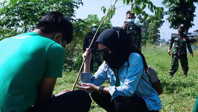 Atlet penyandang disabilitas dari NPCI Kab Bandung menanam pohon bersama di bantaran Sungai Citarum, Kampung Cembul, Desa Rancamanyar, Kec Baleendah, Kab Bandung, Senin (5/7/21).(FOTO: NPCI for TIMES Indonesia)
