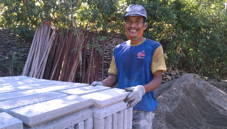 Libur Melaut, Nelayan di Pacitan Sukses Produksi Batako Berkualitas