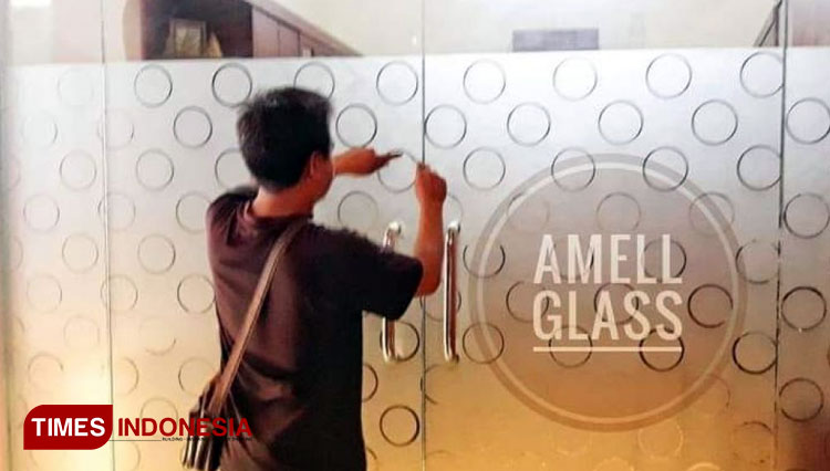 Installation of sandblast glass door with minimalist pattern motif by Amel Glass. (PHOTO: Amell Glass for TIMES Indonesia) - https://www.timesindonesia.co.id/read/news/356609/kaca-ukir-hias-amell-glass-probolinggo-pelengkap-interior-dan-eksterior-rumah-la