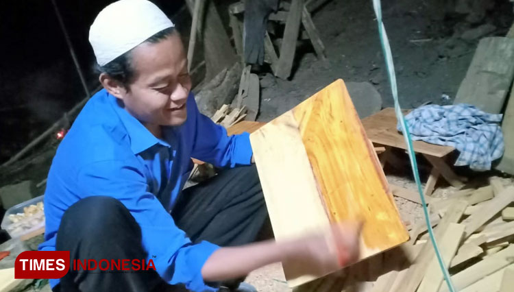 Era Pandemi, Meja Lipat Mini Santri di Pacitan Masih Banyak Peminat