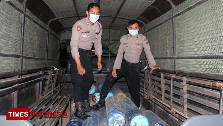 Anggota Polres Gresik saat pendistribusian tabung oksigen ke RS PKU Muhammadiyah Sekapuk Kecamatan Ujungpangkah (Foto: Akmal/TIMES Indonesia).