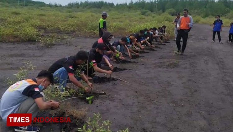 The visitors were taken to join mangrove planting at Permata Pilang Beach Probolinggo. (Photographs: Permata Pilang Beach for TIMES Indonesia)
