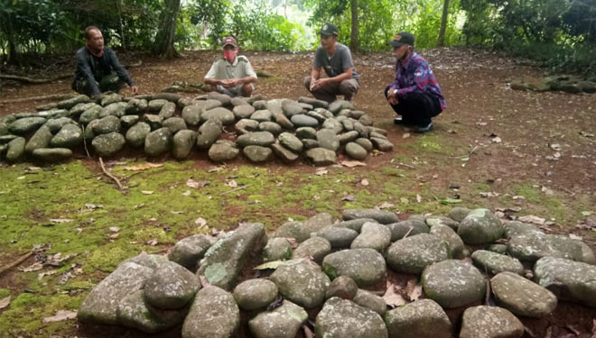 Area pemakaman Singanagara di Dusun Desa, Desa Werasari, Kecamatan Sadananya, Kabupaten Ciamis, Jawa Barat (foto: Dok. Yuyu Hidayat)
