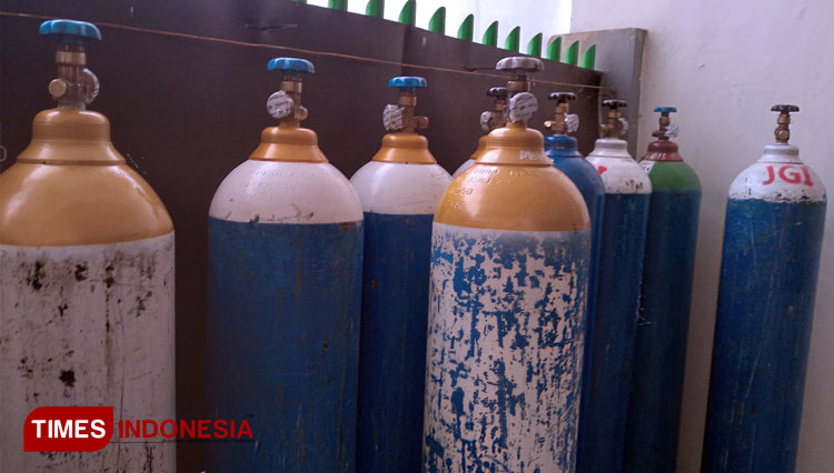 Tabung oksigen menjadi barang penting dalam penanganan pasien Covid di rumah sakit. (FOTO: Khusnul Hasana/TIMES Indonesia)
