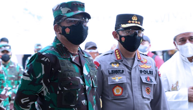 Panglima TNI beserta Kapolri dan Kepala BNPB saat mengunjungi pelaksanaan vaksinasi di Cibis Park Fatmawati, Selasa (6/7/2021). (foto: Puspen TNI)