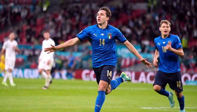 Selebrasi Federico Chiesa saat merayakan gol pertama Italia. (FOTO A: Al Jazeera/ Reuters)