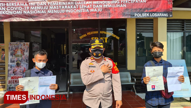 Kapolsek Losarang saat berfoto bersama dua pemuda yang mendapatkan layanan SKCK gratis lantaran sudah ikut vaksinasi.(Foto: Polsek Losarang)