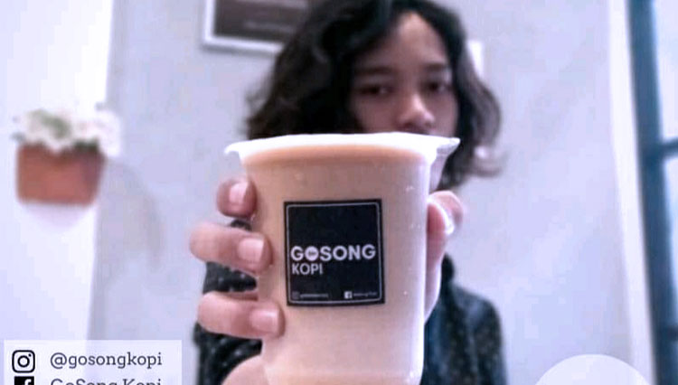 Maharsyalfath IQ Maulasufa (17), Onwer Warkop GoSong Kopi Jombang dengan menunjukan produknya (FOTO: Instagram Gosongkopi)