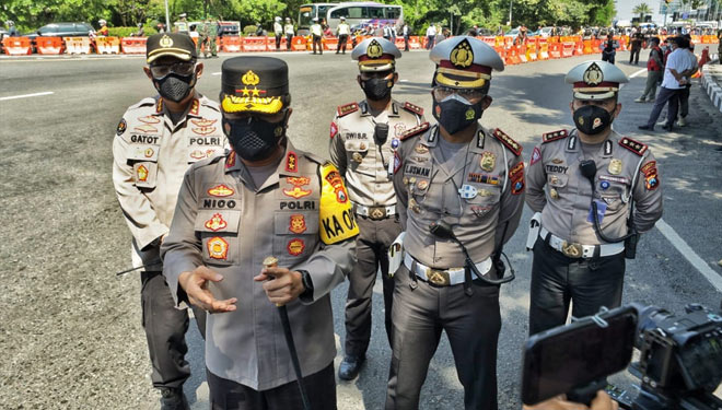 Kapolda Jatim, Irjen Pol Nico Afinta (tengah) saat meninjau Bundaran Waru Surabaya. (Foto: dok. Humas Polda Jatim).