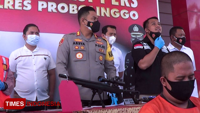 Tersangka AN baju tahanan orange saat digelar pres rilis di Mapolres Probolinggo. (Foto: Dicko W/TIMES Indonesia)