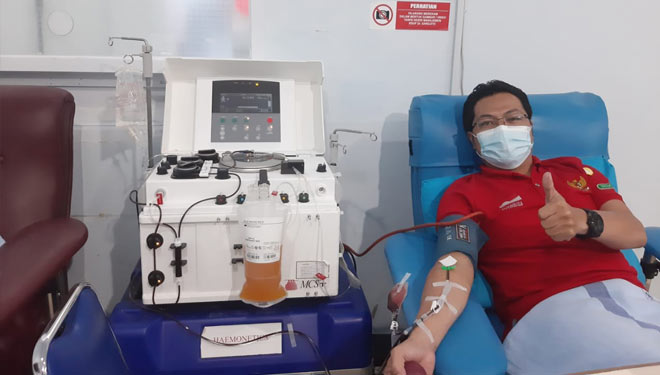 Prastawa Adiwibawa saat melakukan donor plasma konvalesen. (FOTO: Dok. Prastawa A.)