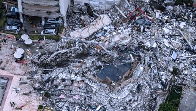 Penampakan gedung apartemen yang ambruk di Florida, AS (dok. AFP/CHANDAN KHANNA)