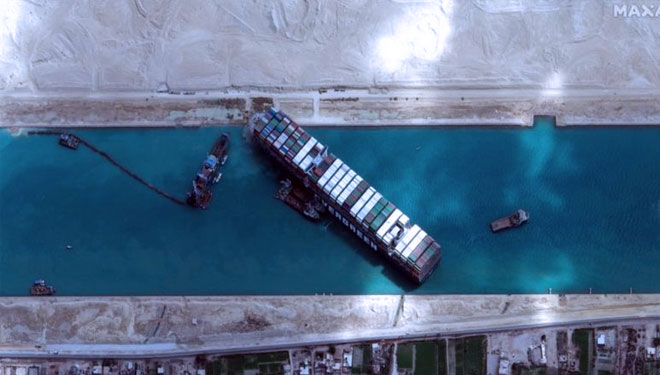 Sebuah foto satelit menunjukkan bagaimana Ever Given terjepit di kanal. (FOTO A: BBC/EPA/MAXAR)