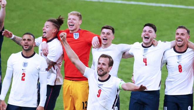 Harry Kane dan skuat Inggris usai memastikan lolos ke babak final Euro 2020. (Foto: twitter @SkidKidd)