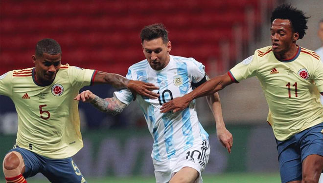 Lionel Messi saat dikawal dua pemain Kolombia di semi final Copa America. (FOTO: Facebook/Leonel Messi)