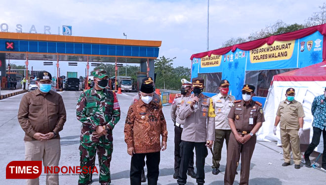 Pengendara saat Swab Antigen di Pos Penyekatan PPKM Darurat Kabupaten Malang C
