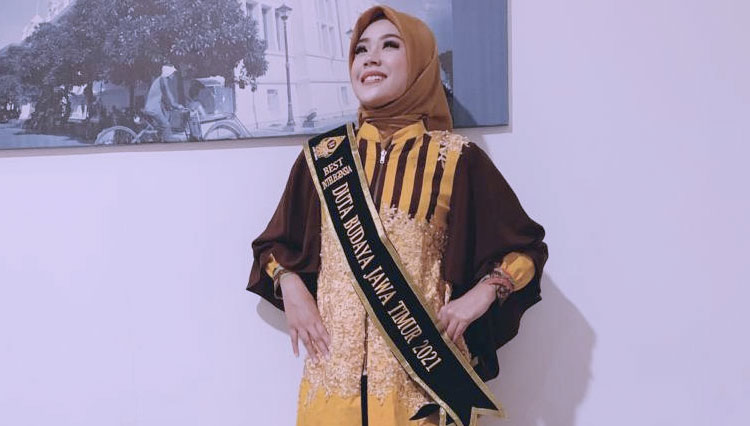 Peraih Best Intelegensia Duta Budaya Jawa Timur 2021 Tantri Dena Ambiko mengenakan slempang penghargaan. (Foto: Dok. Pribadi for TIMES Indonesia)
