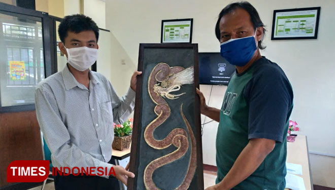 Penyerahan lukisan yang laku kepada pemenang lelang, dilakukan secara simbolik. (Foto: Agus Afandi/TIMESIndonesia) 