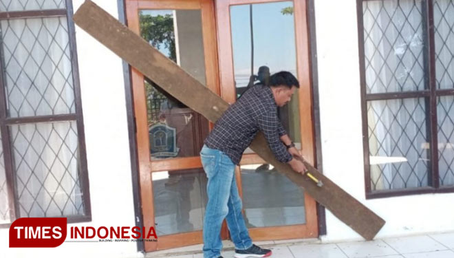 Ketua Fraksi GAN DPRD Pulau Morotai, Ruslan Ahmad, saat melakukan aksi palang pintu Kantor DPRD Morotai. (Foto: Mun For TIMES Indonesia).