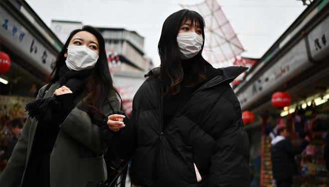 Ilustrasi masyarakat memakai masker. (AFP Photo/Charly Triballeau)