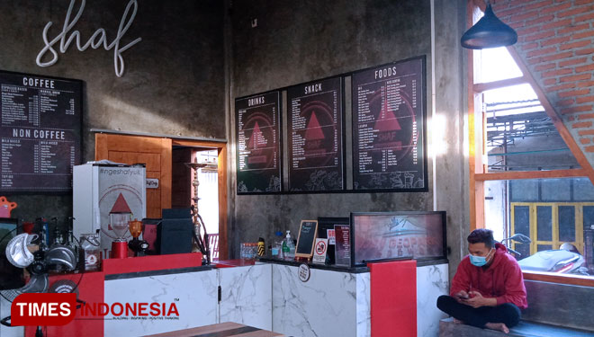 Shaf, alah satu cafe di Kabupaten Bondowoso sepi pengunjung. Tampak satu pengunjung menunggu minuman, itu pun take away (FOTO: Moh Bahri/TIMES Indonesia)