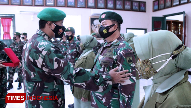 Dandim-mengucapkan-selamat-kepada-Danramil.jpg