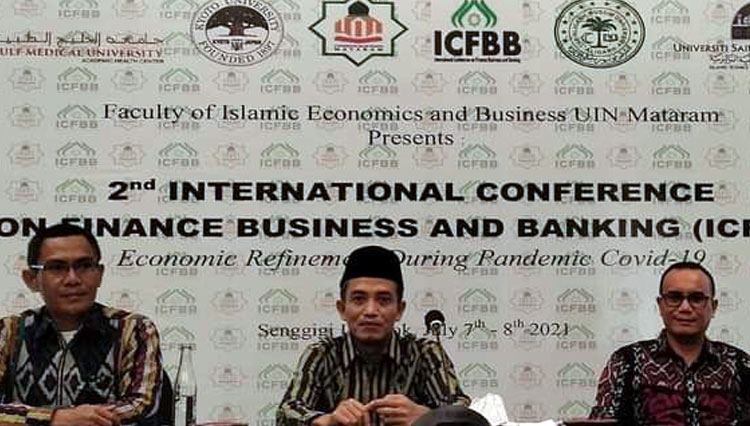 Dekan FEBI UIN Mataram Mataram Dr H Amir Aziz (tengah) saat menghadiri acara Internasional Conference On Finance Business and Banking (ICFBB) ke II.(Foto: Humas UIN Mataram)