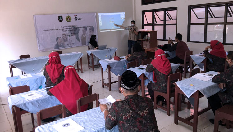 ITTelkom dan UPN Veteran saat memberikan pelatihan atau workshop kepada Guru di SD Kleco 1 Surakarta. (FOTO: ITTelkom) 