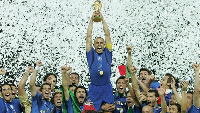 Kapten Italia Fabio Cannavaro mengangkat tropi Piala Dunia. Italia meraih Piala Dunia 2006 usai menang adu penalti atas Prancis dalam laga final di Berlin, 9 Juli 2006. (foto: FIFA) 