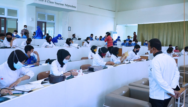 Suasana uji kompetensi mahasiswa Politeknik Pariwisata Negeri Lombok. (Foto: Humas Poltekpar Lombok)
