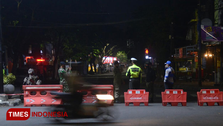 Suasana penyekatan yang terjadi di Kota Malang. (Foto: Adhitya Hendra/TIMES Indonesia)