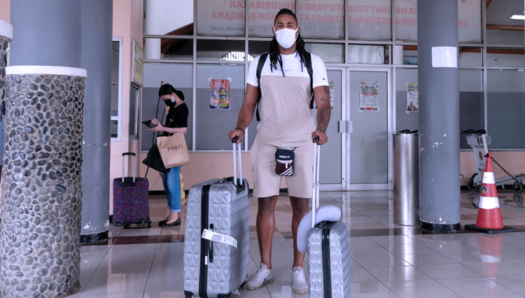 Carlos Fortes saat tiba di Bandara Abdurrachman Saleh Malang (FOTO: Arema FC)