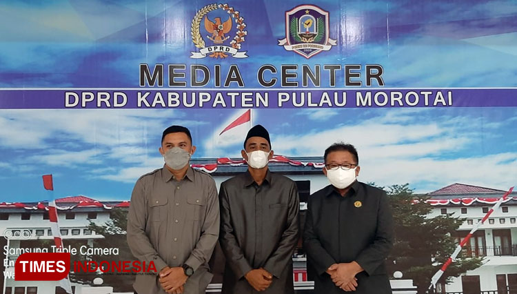 Foto bersama Ketua Fraksi PDIP, Golkar dan Nasdem DPRD Morotai. (Foto: Endi For TIMES Indonesia).
