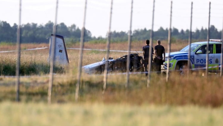 Petugas polisi mengamati pesawat kecil yang jatuh di Bandara Orebro, Swedia, 8 Juli 2021. (FOTO: BBC/Reuters)