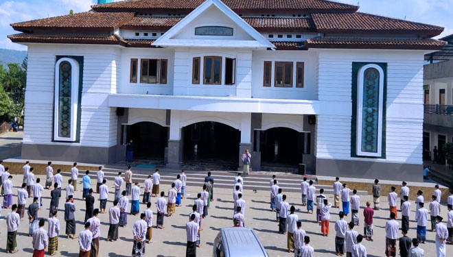 Ribuan santri Tremas Pacitan khidmat ikuti heningkan cipta Indonesia di Halaman Masjid Ponpes Tremas (Foto: Yusuf For TIMES Indonesia)