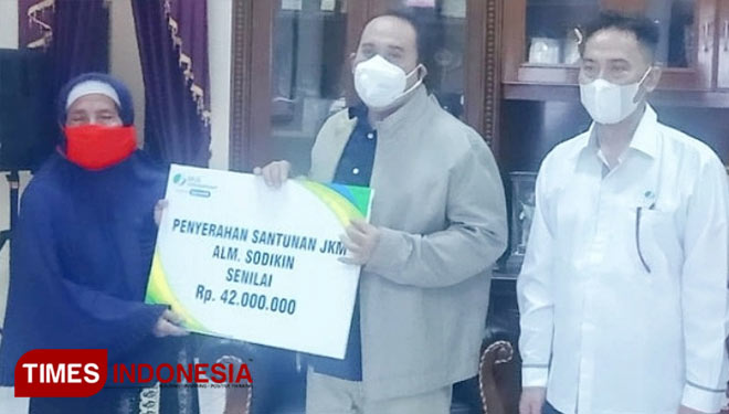 Salah satu peserta BPJS mendapat santunan (Foto: Syamsul Ma'arif/TIMES Indonesia)