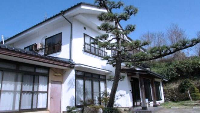 Penampakan fasad salah satu rumah kosong yang dijual di Nagano Jepang. (FOTO: Vice.com)