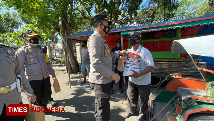 Begini Cara Polres Jombang Bantu Masyarakat Selama PPKM Darurat ...